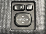 【電動格納ミラー】サイドミラーは電動格納式となっており、狭い駐車場でもキズがつくリスクを抑えられます。