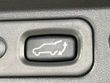 【パワーバックドア】スマートキーや運転席のボタンを押すだけでリアゲートが自動で開閉します!荷物を持っている時や、高い位置にあるバックドアを閉める際に便利な機能です♪