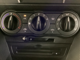 シンプルなレバータイプのマニュアルエアコンを装備。運転中もノールックで直感的に操作が可能です。