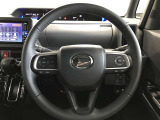 ステアリングスイッチでハンドルから手を離さなくても、音量やチャンネルなどの調整ができて安全です。