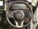 ハンドルにHondaセンシング系のクルーズコントロールやレーンキープアシストなどのスイッチと、オーディオの操作スイッチが装備されています。ハンドルから手を離さず安全に操作できます。