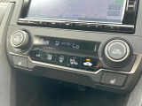 【オートエアコン】一度お好みの温度に設定すれば、車内の温度を検知し風量や温度を自動で調整。暑い&hellip;寒い&hellip;と何度もスイッチ操作をする必要はありません。快適な車内空間には必須の機能ですね♪