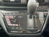オートエアコン。運転席、助手席を温めるシートヒーターのスイッチです。
