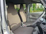 当社の優秀なスタッフがしっかり点検整備をさせていただいてからご納車いたします!さらに!エンジンオイル、エレメント、ワイパーゴムを新品交換させて頂いています!安心してお乗り頂けます!