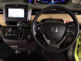 【ハンドル】運転にかかわる様々な操作を安全に行えるように視点移動が少なく操作性に配慮されたスイッチ類が凝縮されたコックピットです。