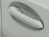 コンフォートアクセス付きでキーを携帯していれば施錠、開錠が可能です。