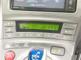【オートエアコン】一度お好みの温度に設定すれば、車内の温度を検知し風量や温度を自動で調整。暑い&hellip;寒い&hellip;と何度もスイッチ操作をする必要はありません。快適な車内空間には必須の機能ですね♪