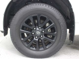 純正アルミホイールは精度が高く、走行の安定性が優れています。タイヤサイズ265/60R18