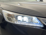 【LEDヘッドライト】悪天候や夜間走行時も良好な視界を確保し安心して運転できる高輝度LEDヘッドライトを装備!点灯速度が早く、消費電力も抑えられています。