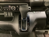 CVT車のセレクトレバーです。低速から高速まで、変速ショックのないスムーズな走りを実現するとともに、エンジン効率のよい領域を維持することで燃費にも貢献します。