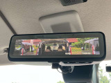 スマートルームミラーが付いております。バックドアについてますカメラと連動して、後方の映像がルームミラーに映ります。