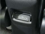 ◆後席用USBチャージャー◆後部座席に搭乗される方のために便利で使いやすい位置に設置。長時間のドライブも安心です♪