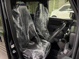 運転席は長時間でも疲れにくい厚めのシートになります。