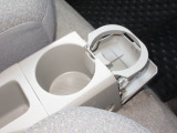 運転席と助手席の間にはドリンクホルダーがあります。取りやすい位置にありますからドライブも楽しくなりますね!