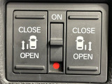 【両側パワースライドドア】スマートキーや運転席のスイッチで後席両側スライドドアの開閉が可能♪電動だから力を入れてドアを開ける必要が無く、小さなお子様でも簡単に開け閉めでき快適です♪
