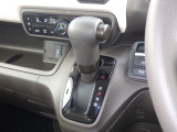 インパネシフトだから視線の移動も少なく足元もスッキリ♪運転席もゆったりしているのでゆとりを持ってドライブできますね!