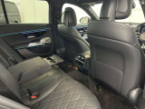 メルセデスのシートは少し硬めになっております。長時間の運転の際、適度な反発があることでお尻や腰の負担を減らす効果が御座います。