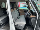 運転席シートリフター(ラチェット式)で、座面の高さも上下に動き、体格にあわせて調整ができます。