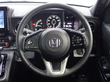ハンドル左側にはオーディオ操作が出来るオーディオリモートコントロールスイッチ、右側にはHonda SENSINGとオートクルーズコントロールのスイッチを装備!