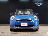 モデルが変わっても一目でMINIと分かるアイコンはそのままに、その時代に合わせた最新の技術、安全装備を搭載させております。