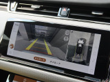 サラウンドカメラ(360&deg;カメラ)『車載のカメラを駆使し、車を真上から見下ろしている映像に変換、センターディスプレイに表示させ、安全な駐車をサポート。縦列駐車や狭い場所への駐車に大きく役立ちます。』