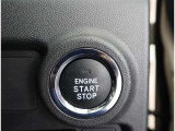 スマートキーを携帯していればキーを取り出さずにドアを施錠&解錠。クルマの始動も可能です。