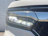 【LEDヘッドライト】悪天候や夜間走行時も良好な視界を確保し安心して運転できる高輝度LEDヘッドライトを装備!点灯速度が早く、消費電力も抑えられています。