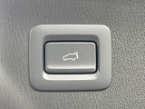 【パワーバックドア】スマートキーや運転席のボタンを押すだけでリアゲートが自動で開閉します!荷物を持っている時や、高い位置にあるバックドアを閉める際に便利な機能です♪