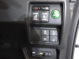 両側電動スライドドア。荷物で手が塞がる時など簡単にドアの開閉が出来ます。視認性もよく操作しやすいインパネ回りのスイッチ類です。