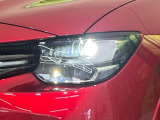 【LEDヘッドライト】悪天候や夜間走行時も良好な視界を確保し安心して運転できる高輝度LEDヘッドライトを装備!点灯速度が早く、消費電力も抑えられています。