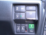 パーキングセンサーや横滑りを防ぐVSA等のスイッチ類は運転席の右側、手の届きやすい位置にあります。