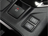 電動パーキングブレーキを採用。指で軽く引き上げればパーキングブレーキが掛かり、押すと解除ができます。