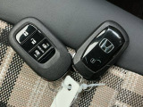 ☆スマートキー☆ドアの開錠・施錠はもちろんですが、エンジンをかけるときも鍵を取り出さなくて大丈夫ですよ♪両手に荷物をお持ちの時でも、大変便利で使い易い装備です☆