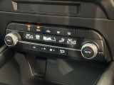 【左右独立型フルオートエアコン】運転席と助手席でそれぞれお好みの温度に設定可能。同乗者にも配慮した、快適な空調をお届け致します。