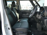 運転席はほどよくホールド感のある形状をしておりますので、運転がしやすいです。