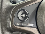運転中もハンドルでの操作が可能です。特に高速道路等の目が離せない運転時には、便利さだけでなく、安全性も兼ね備えております。
