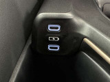 充電用USB端子付き。スマートフォンなどの充電に便利です。
