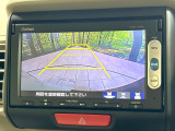 【バックカメラ】駐車時に後方がリアルタイム映像で確認できます。大型商業施設や立体駐車場での駐車時や、夜間のバック時に大活躍!運転スキルに関わらず、今や必須となった装備のひとつです!