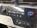 【オートエアコン】一度お好みの温度に設定すれば、車内の温度を検知し風量や温度を自動で調整。暑い&hellip;寒い&hellip;と何度もスイッチ操作をする必要はありません。快適な車内空間には必須の機能ですね♪