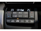 運転席と助手席の温度設定の変更が可能な左右独立タイプのデュアルエアコンです♪♪♪暑がりな人・寒がりな人も誰もが車内を快適にお過ごしいただけます♪♪♪