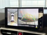 【バックガイドモニター】車両後方の映像をナビ画面に表示し、駐車などの後退操作をサポートします。