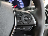 アダプティブクルーズコントロール機能付きです。走行中に先行車の様子を検知しながら、設定した車速の範囲内で先行車との距離のキープを支援します。詳細は販売店スタッフまでおたずねください。