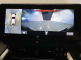 複数のカメラの映像をもとに、クルマを真上から見ているような映像をドライバーに提供し駐車をサポートする機能です。