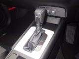 手に馴染むフロアシフトで、運転がさらに直感的で快適に。スタイリッシュなデザインとスムーズな操作感が、毎日のドライブをもっと楽しくします