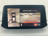360度ビューカメラを搭載。4方の小型カメラの映像を処理し、車両真上からの映像に変換しています。