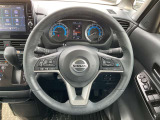 ハンドルには、ステアリングスイッチ付き。プロパイロット機能も付いて長距離ドライブも快適!車両の設定も手元で楽に変更できます。