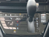 オートエアコンで温度調整も楽チン!四季を問わず快適に運転することが出来ます。