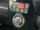【オートエアコン】一度お好みの温度に設定すれば、車内の温度を検知し風量や温度を自動で調整。暑い&hellip;寒い&hellip;と何度もスイッチ操作をする必要はありません。快適な車内空間には必須の機能ですね♪