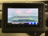 バックでの車庫入れも安心です! リアカメラが付いているバックモニター付のナビを装備しております。操作線もついており距離感も画面から確認できます。