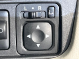 【電動格納ミラー】サイドミラーは電動格納式となっており、狭い駐車場でもキズがつくリスクを抑えられます。
